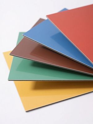 Tedarikçi Normal 1000mm 1500mm Alüminyum Kompozit Panel Kahverengi Dış Cephe Kaplaması Çizilmeye Dayanıklı Kumaş Desenli Pvdf Kaplama